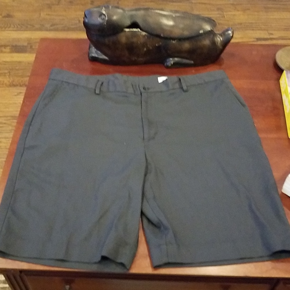 Greg Norman Golf Shorts  (38)